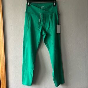Social Tourist Green Crossover Leggings with Pockets Size Medium NWT